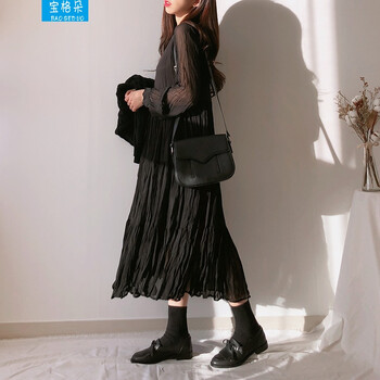 簡約吊帶連衣裙，打造優(yōu)雅女人味