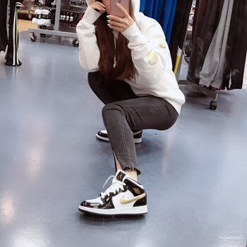 耐克（NIKE）籃球鞋小黑金腳趾亮皮女BQ6931-007 