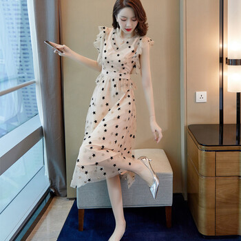 純色蕾絲裙，讓你穿出優(yōu)雅小仙女