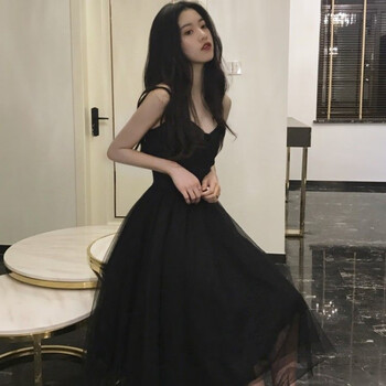 性感露肩短裙，塑造迷人小臉