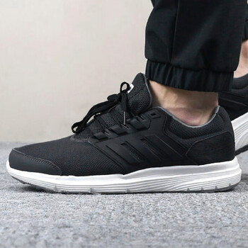 阿迪達斯（Adidas）跑步鞋B43804黑+黑 