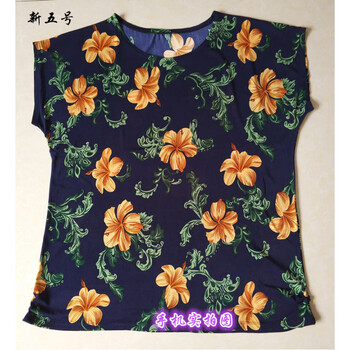 穿一夏的印花短袖讓清涼又百搭