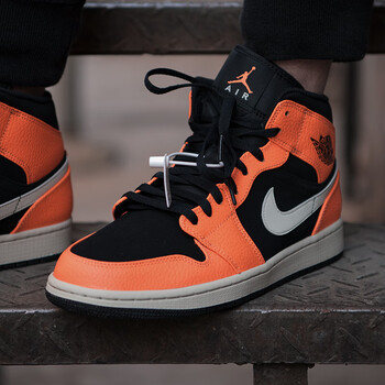 耐克（NIKE）籃球鞋554724-062  AJ1小扣碎黑橙  42.5