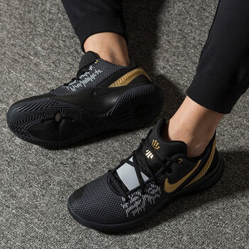 耐克（NIKE）籃球鞋AO4438-002/歐文5簡版 黑金 