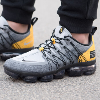 耐克（NIKE）跑步鞋狼灰黑阿馬里洛黃AQ8810-010 