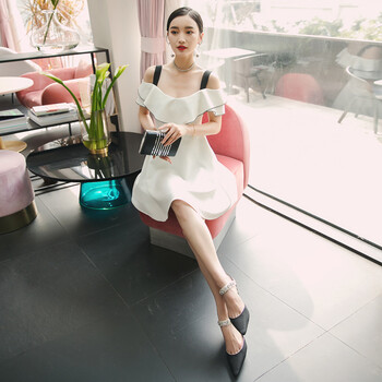 優(yōu)雅純色連衣裙打造性感女神