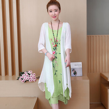 夏日海邊，吊帶裙打造優(yōu)雅小仙女