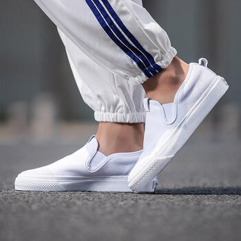 adidas板鞋CQ3103亮白 