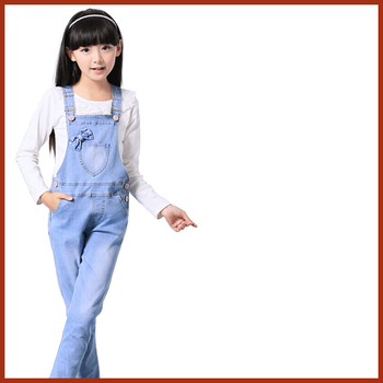 女大童淺色牛仔褲