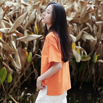 時(shí)尚簡約風(fēng)，寬松短袖連衣裙