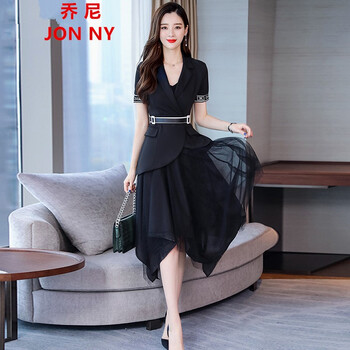 制服單調(diào)，連衣裙讓你氣質(zhì)十足