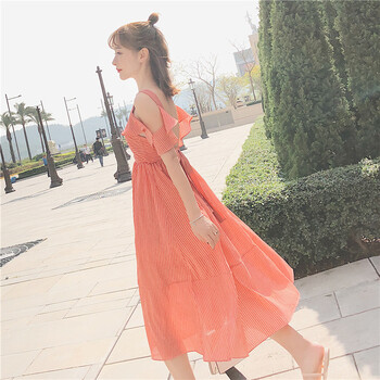 夏季穿什么？時(shí)尚吊帶裙來(lái)幫你