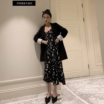 修身連衣裙，打造優(yōu)雅女神范