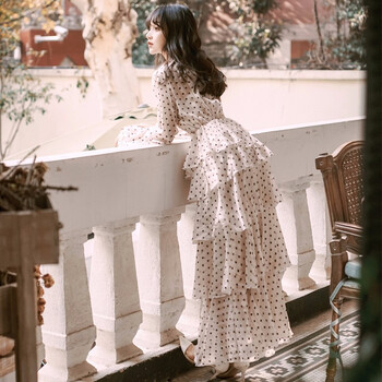 純色露肩裙，讓你變身浪漫女神