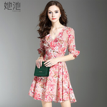 夏日聚會(huì)，穿對(duì)吊帶裙更吸睛