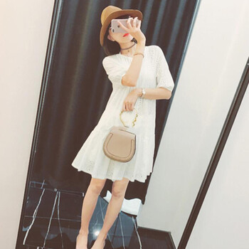 減齡小白裙，打造甜美少女感