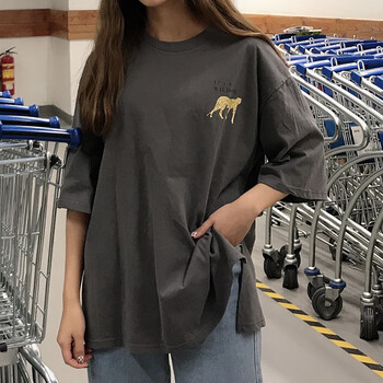 女生灰色短袖