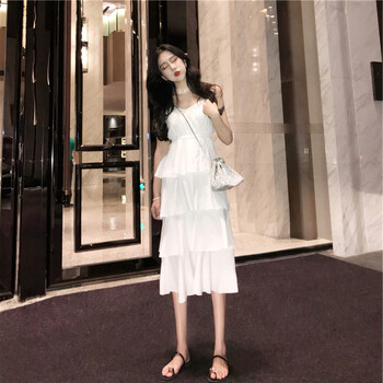 甜美減齡背帶裙，打造優(yōu)雅女人味