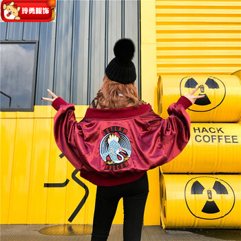 連帽牛仔外套，時(shí)髦又顯瘦
