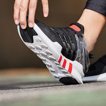 阿迪達(dá)斯（Adidas）跑步鞋黑紅迷彩AQ1043 