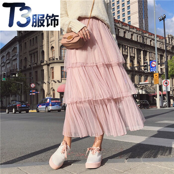 一字半身裙，讓你的美腿兩不誤