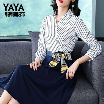 鴨鴨服飾（yaya）  開衩 連衣裙