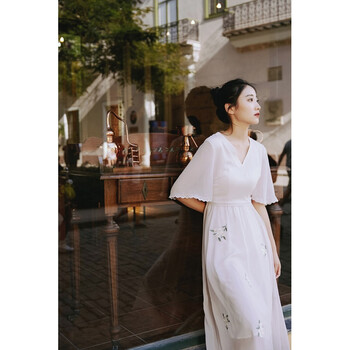 喇叭袖蕾絲裙，打造優(yōu)雅女神