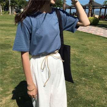 純色短袖上衣，打造優(yōu)雅小臉