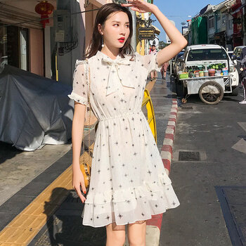 穿露肩連衣裙，讓你告別平庸