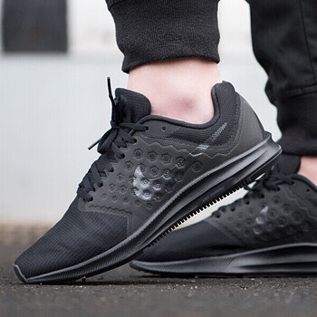 耐克（NIKE）跑步鞋全黑舒適緩震852459-001 