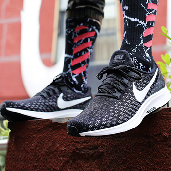 耐克（NIKE）跑步鞋942851-001網(wǎng)面輕便透氣 