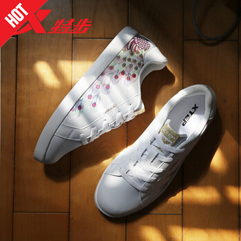 透氣低幫系帶運(yùn)動(dòng)鞋，舒適又健康
