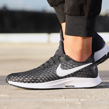 耐克（NIKE）跑步鞋942851-001黑白 