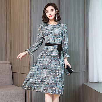 女神鐘愛的時(shí)尚條紋連衣裙