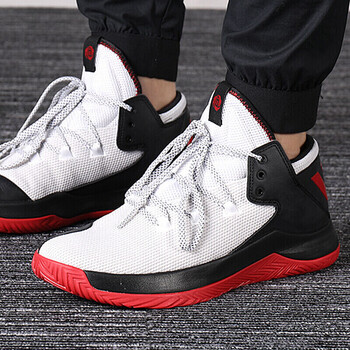 經(jīng)典紅底鞋