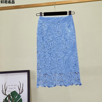 刺繡短裙，打造曼妙身姿