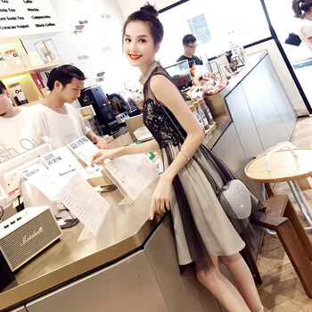 佤寶莉（WABAOLI） 純色 拼接，拉鏈，褶皺，蕾絲，紗網(wǎng) 連衣裙