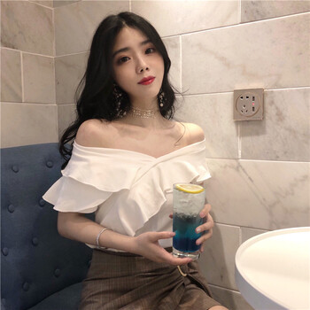 純色短袖連衣裙，打造精致小臉