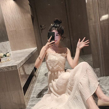 優(yōu)雅吊帶裙，讓你的美出新高度
