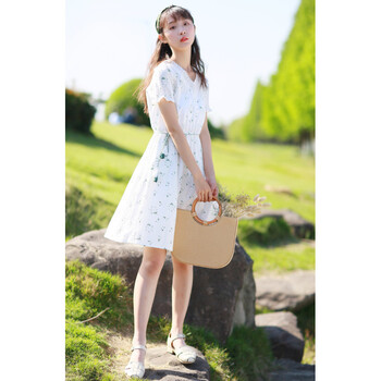 純色條紋裙，打造優(yōu)雅小仙女