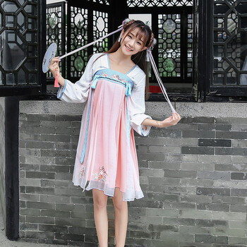 減齡小白短裙，打造優(yōu)雅少女風