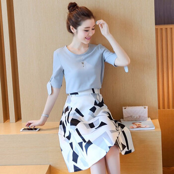 純色簡(jiǎn)約連衣裙，打造優(yōu)雅小仙女