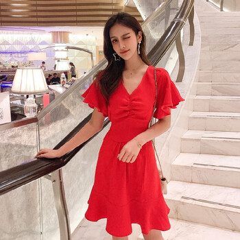 純色吊帶裙，讓你秒變性感女神
