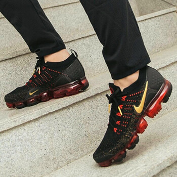 耐克（NIKE）跑步鞋黑金屬金黃大學(xué)紅BQ7036-001 