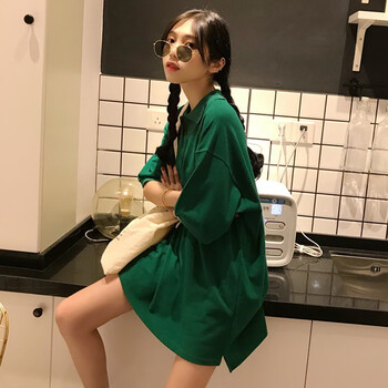 純色短袖上衣，穿出青春活力