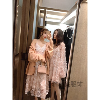 純色連衣裙打造優(yōu)雅小仙女