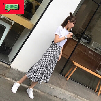 優(yōu)雅吊帶連衣裙顯氣質(zhì)