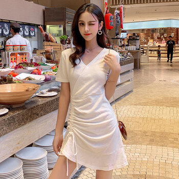 純色吊帶裙，讓你變身女神主角