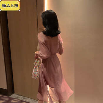 純色露肩連衣裙，打造優(yōu)雅女神范