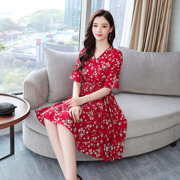 荷葉邊連衣裙，打造時(shí)尚小仙女
